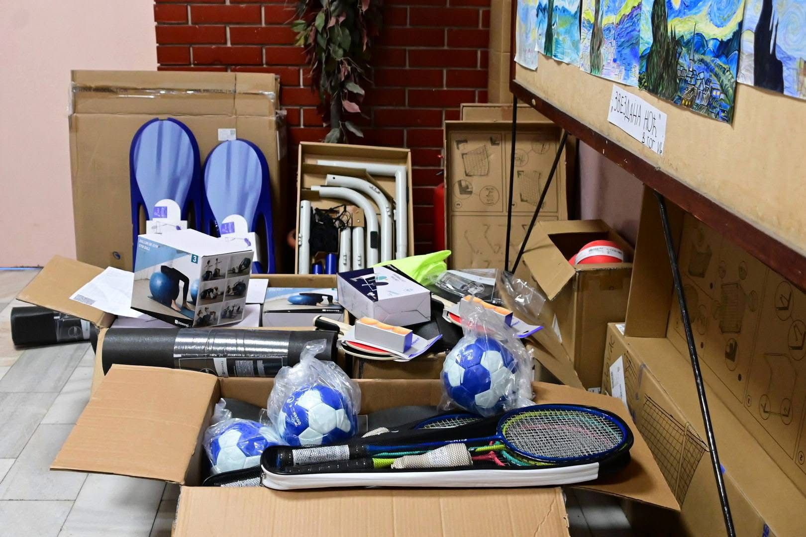 Prva volonterska akcija realizovana u okviru konkursa za ideje mladih – sportski rekviziti za OŠ „Vuk Karadžić“ u Surčinu