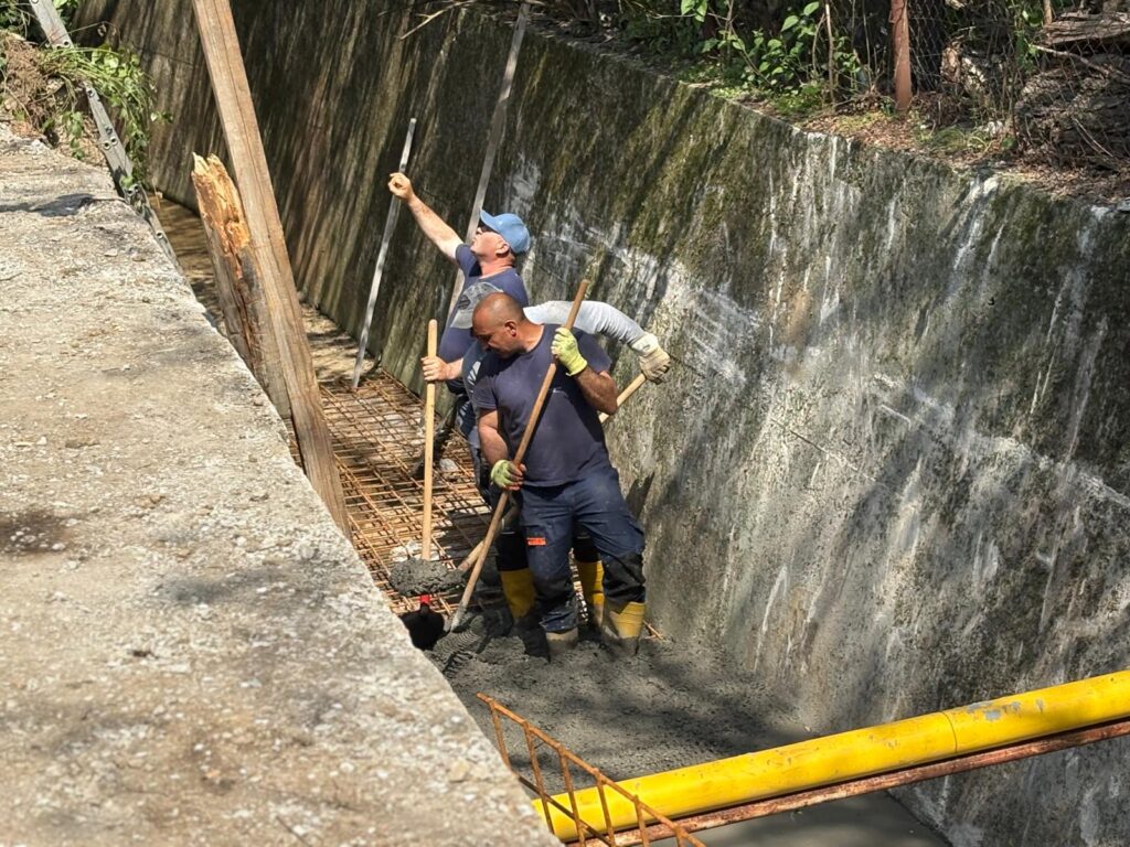 U naselju Kolonija u toku su radovi na sanaciji ploča u potoku koji sprovodi kišnicu do Baričke reke