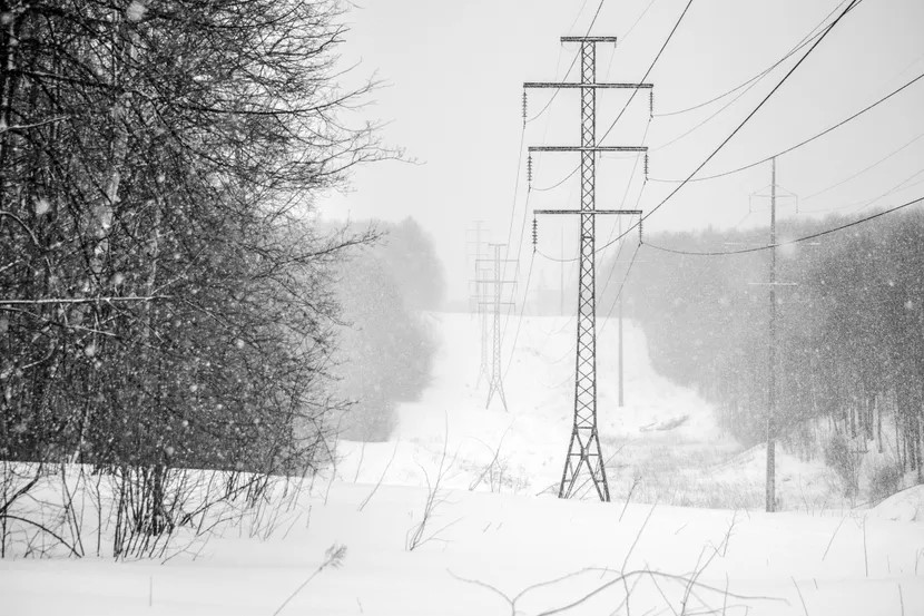 Zbog obilnih snežnih padavina i pojačanog vetra beleže se kvarovi na dalekovidima elektrositributivne mreže