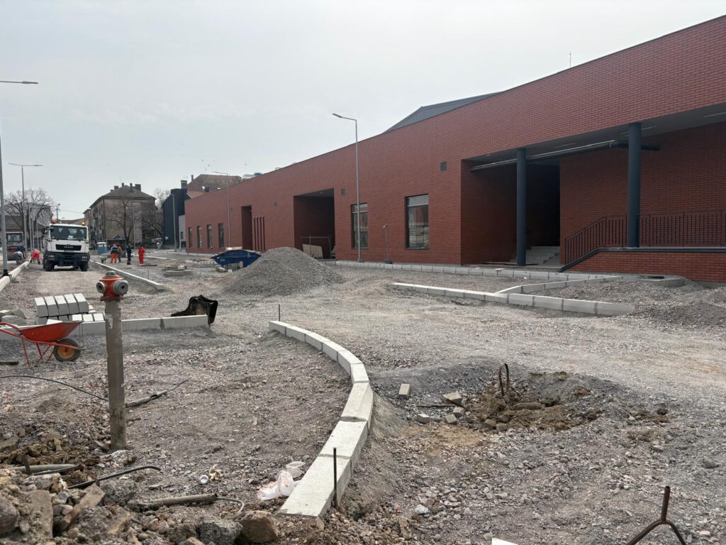 U toku su radovi na izgradnji pijačne ulice